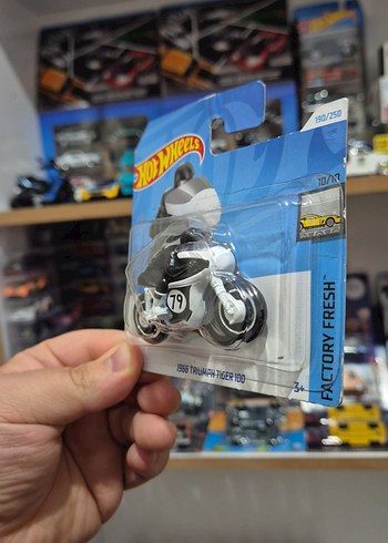 Beden Hot Wheels 1966 Triumph Tiger 100 Oyuncak Motosiklet