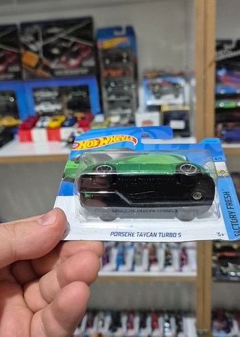 Beden Renk Yeşil Porsche Taycan Turbo S Oyuncak Araba