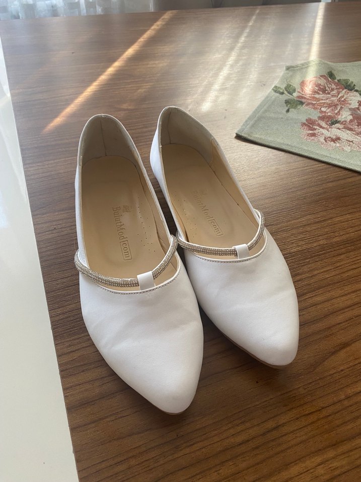 Beyaz Tokalı Kadın Babet - Görsel 3