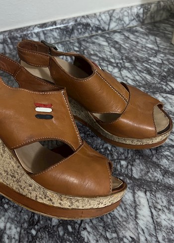 Kahverengi Deri Dolgu Topuklu Kadın Sandalet