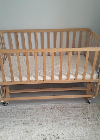 Bej Ahşap Sallanan Bebek Beşiği