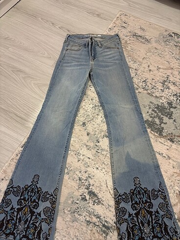 İhraç fazlası işlemeli pantalon