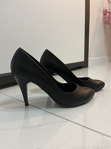 siyah deri topuklu ayakkabı ( stiletto)