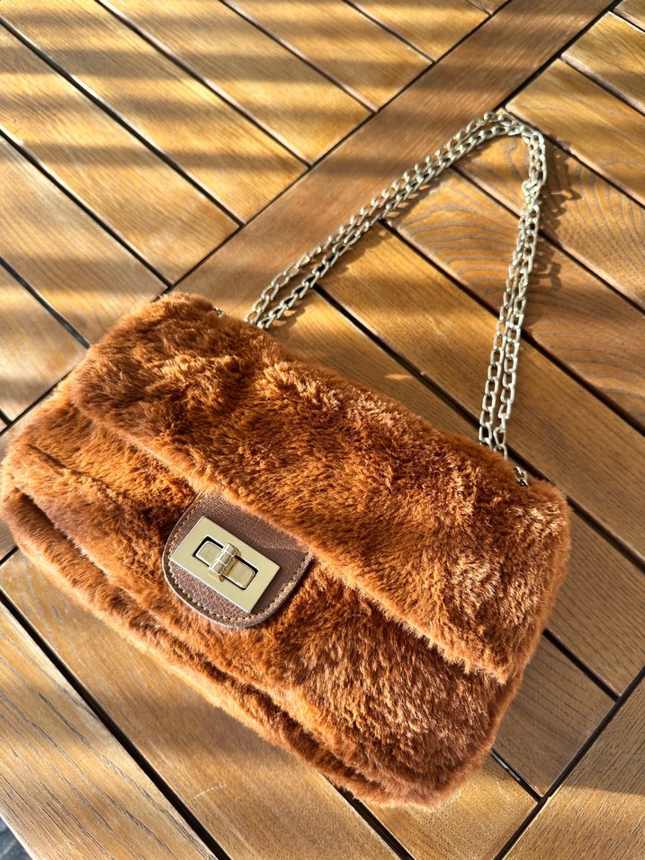 Zincir Detaylı Kahverengi peluş Çanta - Görsel 4
