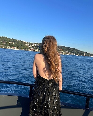 Pullu siyah sırt dekolteli elbise - Görsel 5