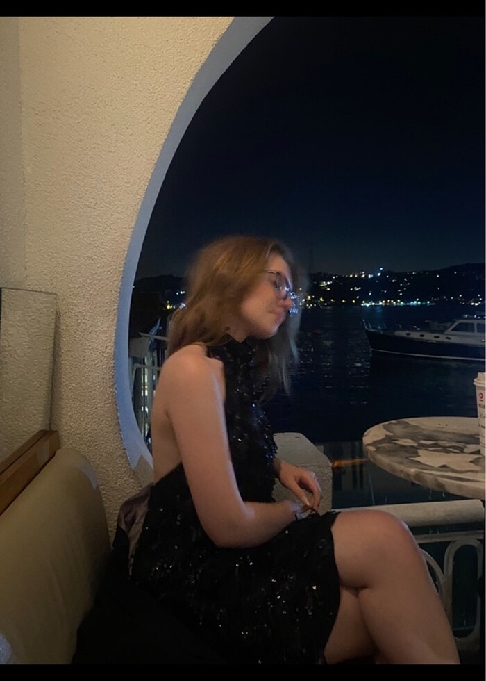 Pullu siyah sırt dekolteli elbise - Görsel 4