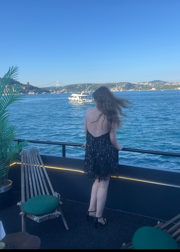 Pullu siyah sırt dekolteli elbise - Görsel 2