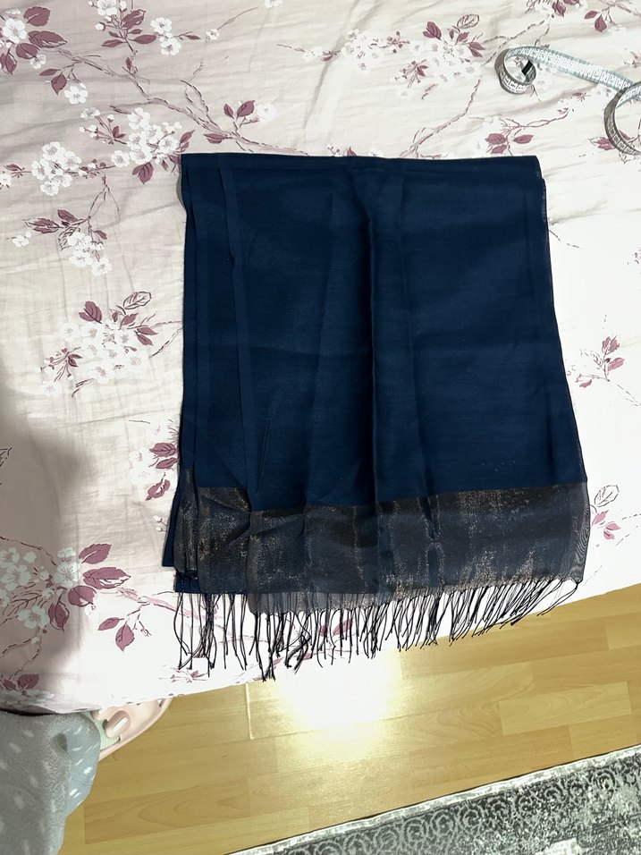 Lacivert püsküllü kenar detaylı kadın şal - Görsel 2