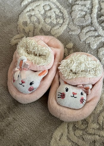 Kız Çocuk Pembe Nakışlı Kürklü Ev Terliği - Görsel 3