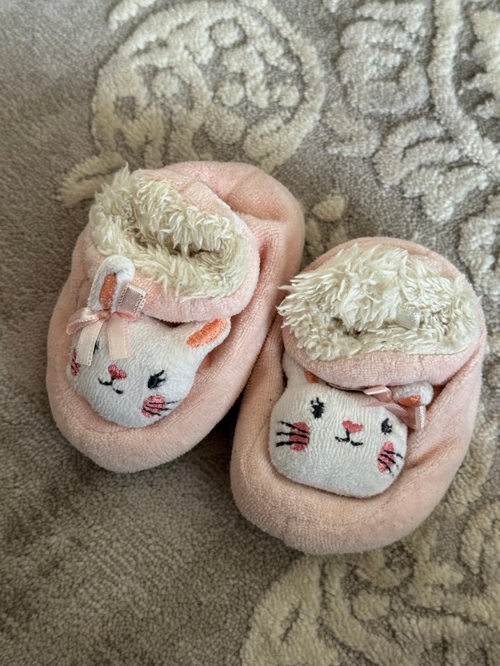 Kız Çocuk Pembe Nakışlı Kürklü Ev Terliği - Görsel 3