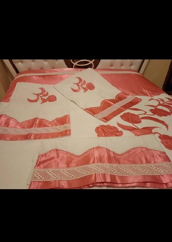 Parlak Pembe Nakışlı Yatak Örtüsü