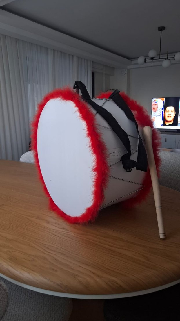 Kırmızı Tüylü Renkli Büyük Davul - Görsel 3