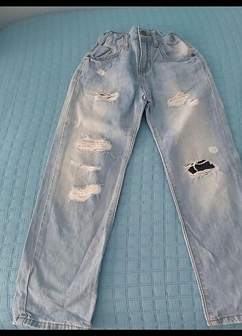 Erkek çocuk yırtık model kot pantolon 