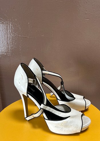 Beyaz Tokalı Stiletto Kadın Abiye Ayakkabı