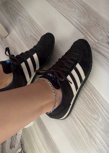 Siyah Beyaz Çizgili Bağcıklı Kadın Spor Ayakkabı