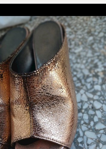 Kahverengi Parlak Yılan Derisi Desenli Deri Dolgu Topuk Terlik - Görsel 2