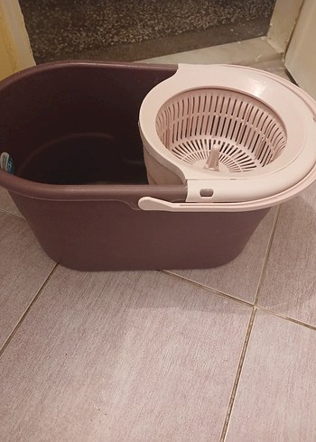 Kahverengi ve Gri Temizlik Kovası