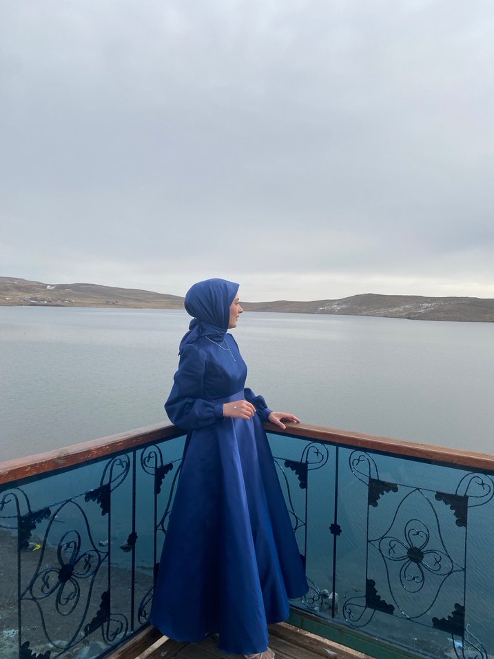 Etnik Desenli Lacivert Uzun Tesettür Nişan Elbisesi - Görsel 2