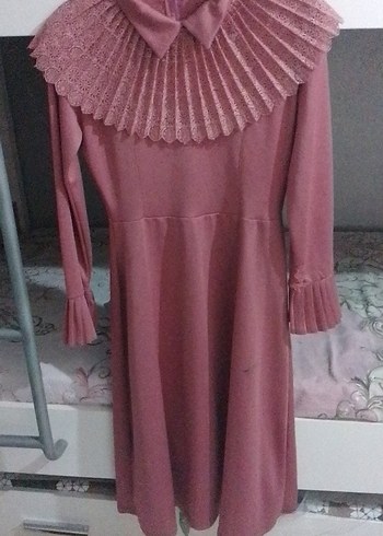 Pembe Piliseli Yaka Detaylı Uzun Elbise