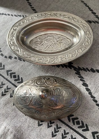 İşlemeli gümüş rengi Kapaklı lokumluk
(Türk kahvesi yanına) - Görsel 2