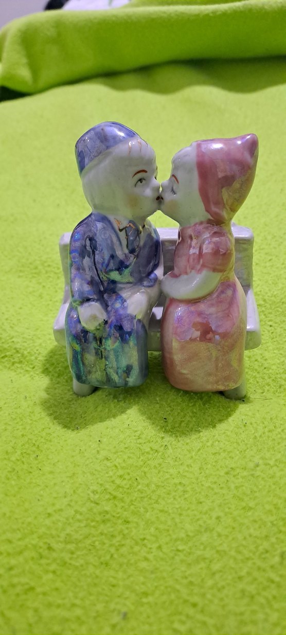 biblo Pastel Renkli Öpüşen Çift Figürin - Görsel 2