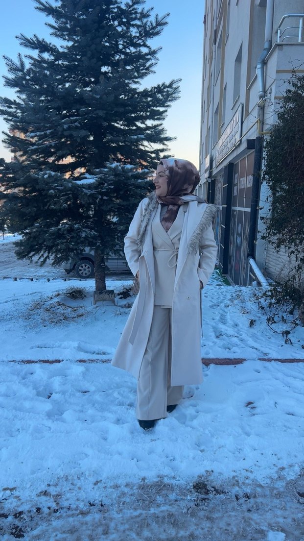 Beyaz Uzun Kadın Kaban, Kürk Detaylı - Görsel 3