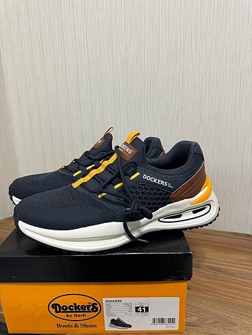 Dockers snakers