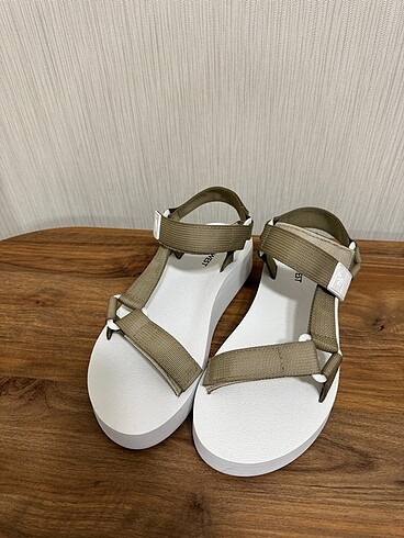 36 Beden beyaz Renk Nine west sandalet