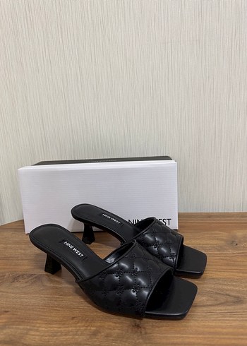 Nine West Siyah Kareli Topuklu Terlik