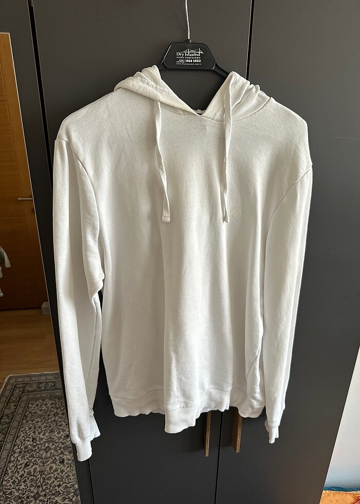 Beyaz üst, şapkalı - Görsel 2