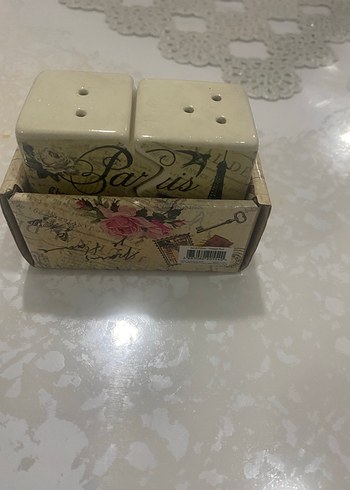 Bej Pastel Paris Temalı Tuzluk ve Biberlik - Görsel 3