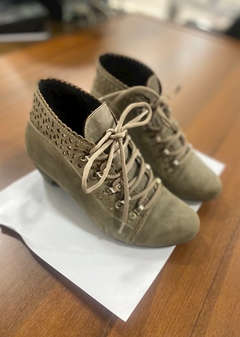 Bej Süet Bağcıklı Kadın kısa Topuk Bot - Görsel 3