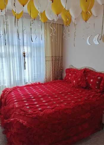 Renkli İşlemeli Kırmızı Yatak Örtüsü