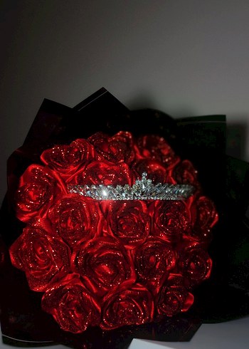 18 Adet Kırmızı Kurdele Gül Buketi Taçlı - Görsel 2