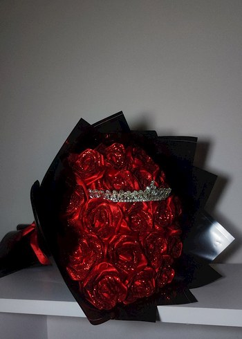 18 Adet Kırmızı Kurdele Gül Buketi Taçlı - Görsel 3