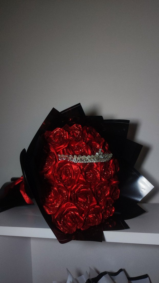 18 Adet Kırmızı Kurdele Gül Buketi Taçlı - Görsel 3