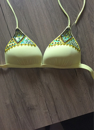 El işlemeli bikini üsttü