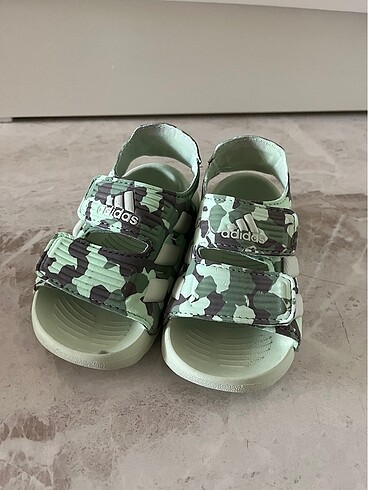 Adidas yazlık sandalet çok hafif 22 numara