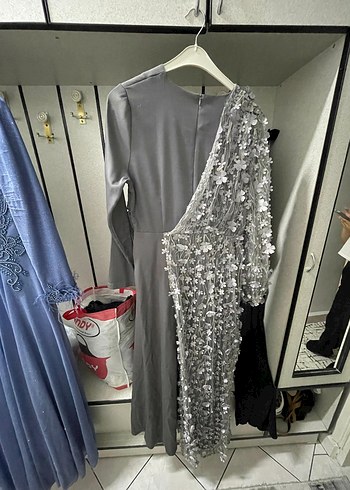 Uzun Kollu Gri İşlemeli Drapeli Abiye Elbise - Görsel 2