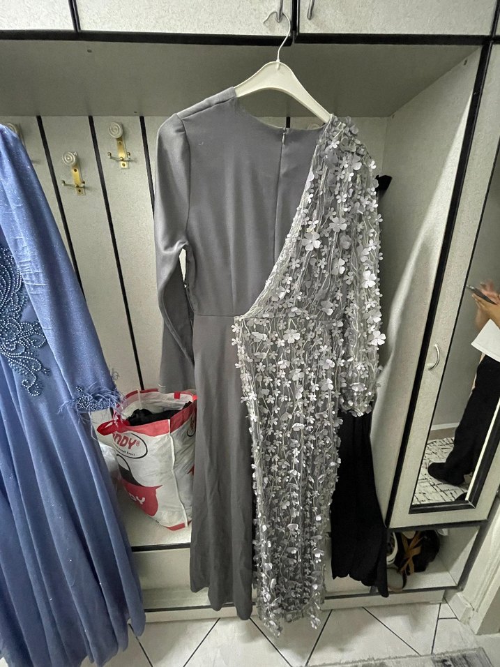 Uzun Kollu Gri İşlemeli Drapeli Abiye Elbise - Görsel 2