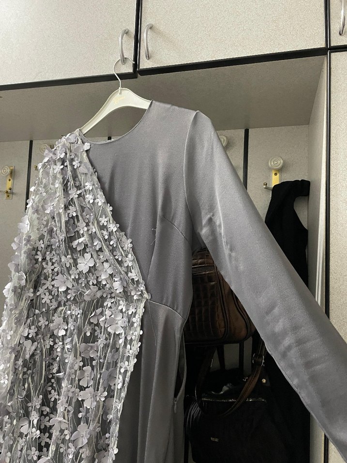 Uzun Kollu Gri İşlemeli Drapeli Abiye Elbise - Görsel 4