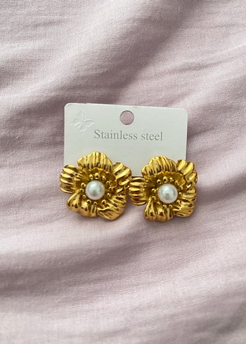 Çelik Çiçek Desenli Gold Küpe