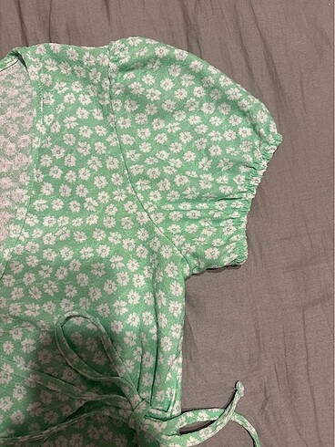 m Beden yeşil Renk Bershka çiçek desenli bluz
