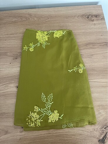 Tiril tiril pul detaylı yesil etek içi astarlı