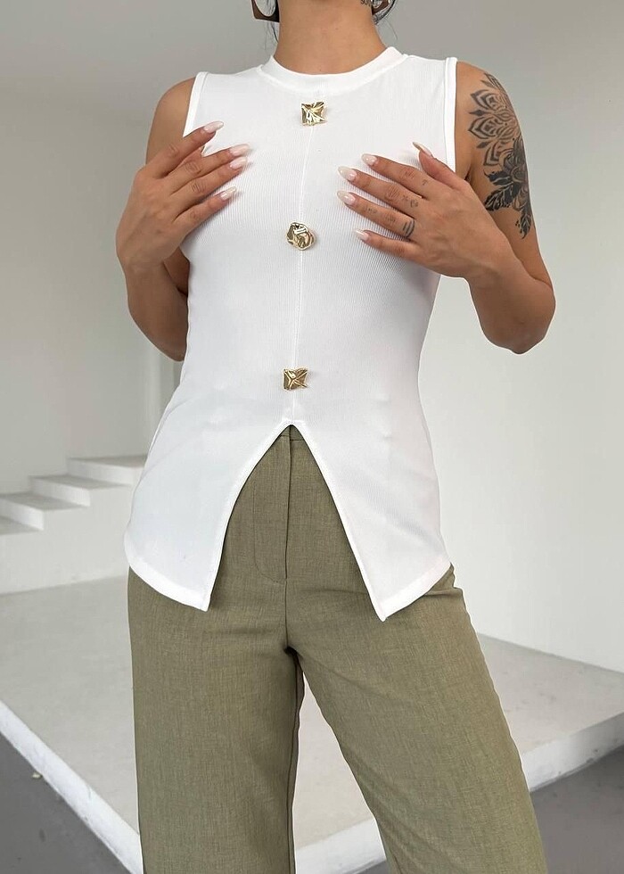 Kadın Beyaz Bisiklet Yaka Gold Düğmeli Bluz - Görsel 3