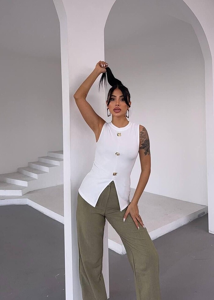 Kadın Beyaz Bisiklet Yaka Gold Düğmeli Bluz - Görsel 2