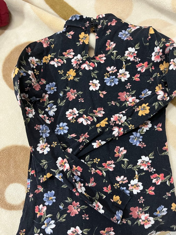 Çiçek Desenli V Yakalı bluz - Görsel 2