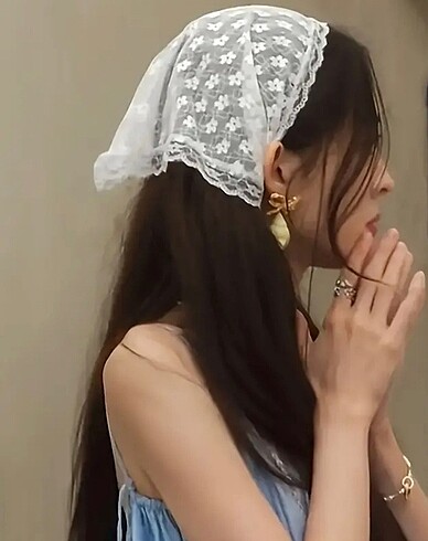 Beyaz dantel bandana kombin eşarp