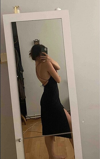 Yırtmaçlı sırt dekolteli elbise