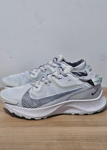 Nike Beyaz Gri Kosu Ayakkabisi